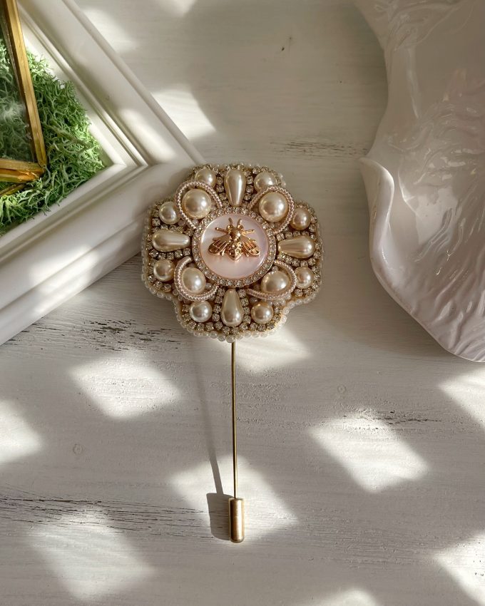 Sagė, segė, sagė su perlais, verslo stilius