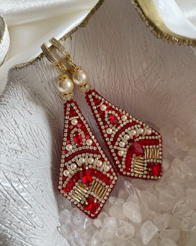 Auskarai su perlais, perlai swarovski, raudoni auskarai, auksiniai auksiniai auskarai