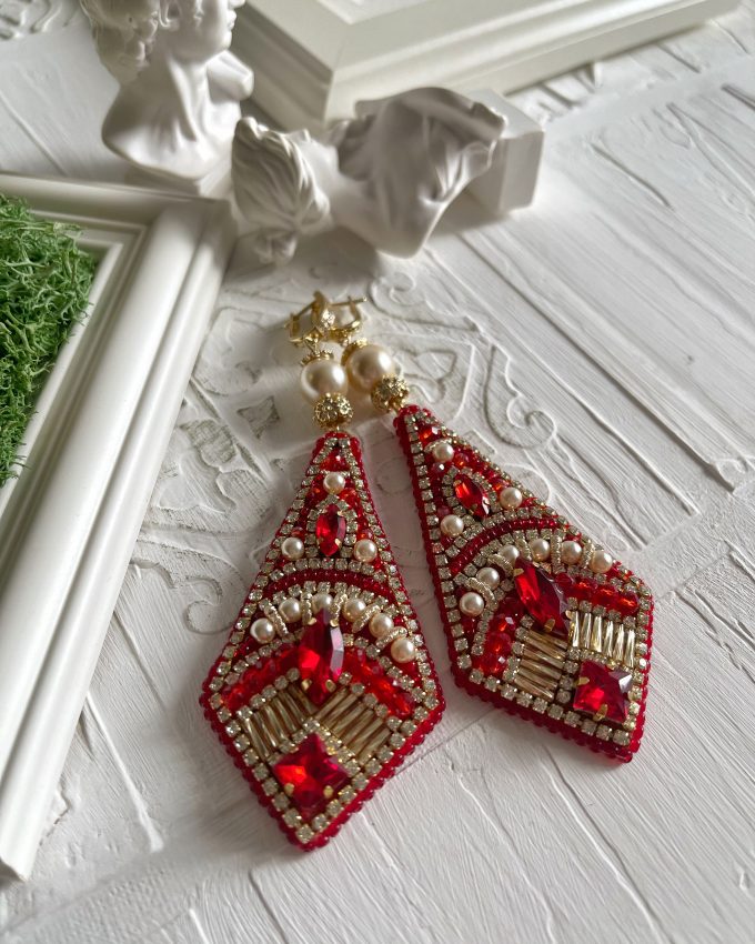 Auskarai su perlais, perlai swarovski, raudoni auskarai, auksiniai auksiniai auskarai