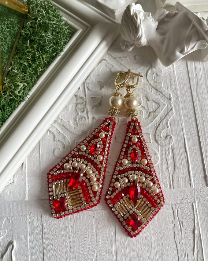 Auskarai su perlais, perlai swarovski, raudoni auskarai, auksiniai auksiniai auskarai