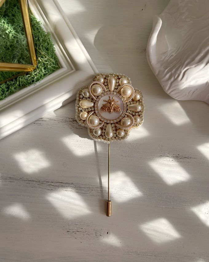 Sagė, segė, sagė su perlais, verslo stilius