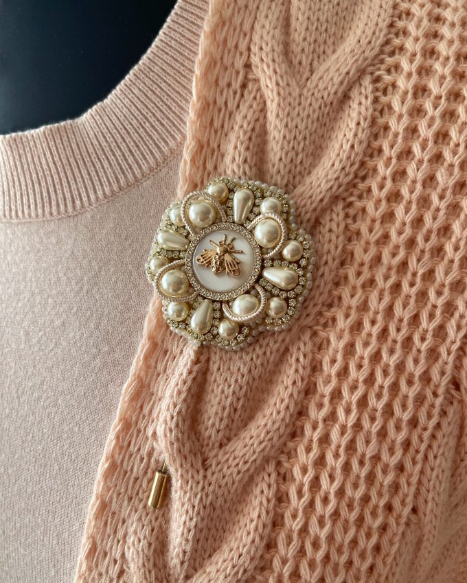 Sagė, segė, sagė su perlais, verslo stilius