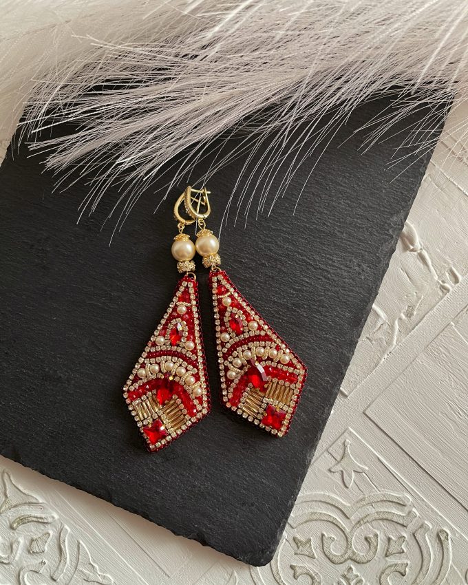 Auskarai su perlais, perlai swarovski, raudoni auskarai, auksiniai auksiniai auskarai