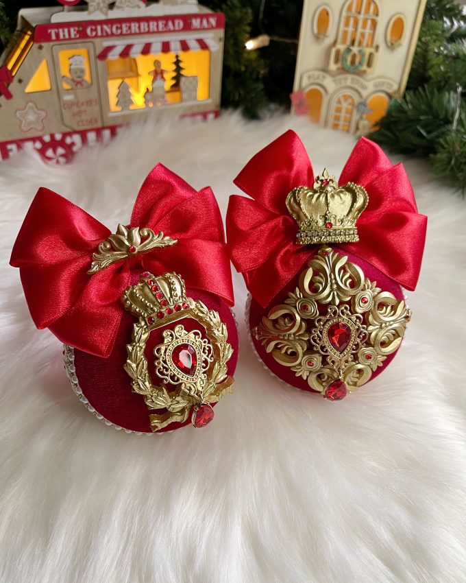 raudonos spalvos ranku darbo eglutes zaisliukai