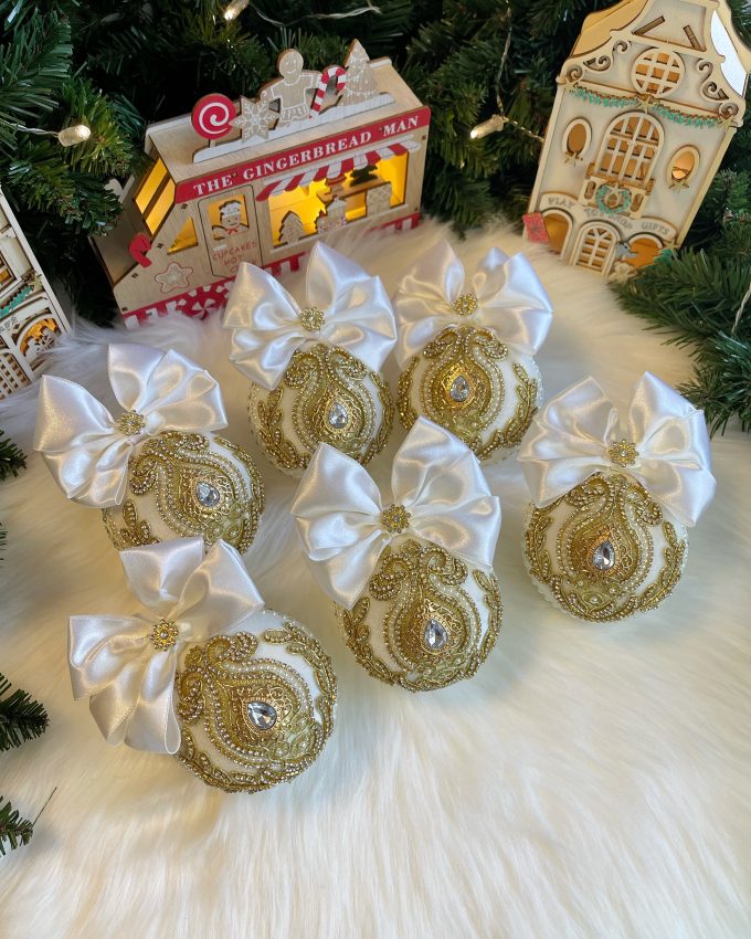 baltos ir auksines spalvos ranku darbo eglutes zaisliukai