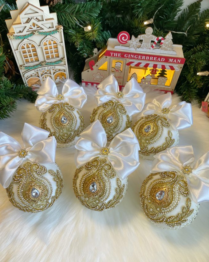 baltos ir auksines spalvos ranku darbo eglutes zaisliukai