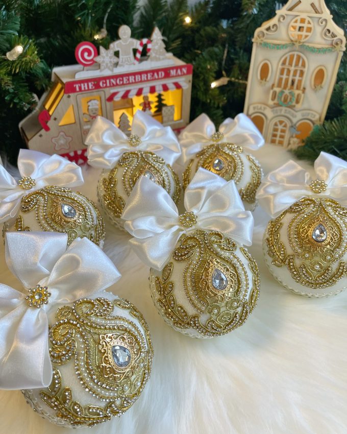 baltos ir auksines spalvos ranku darbo eglutes zaisliukai