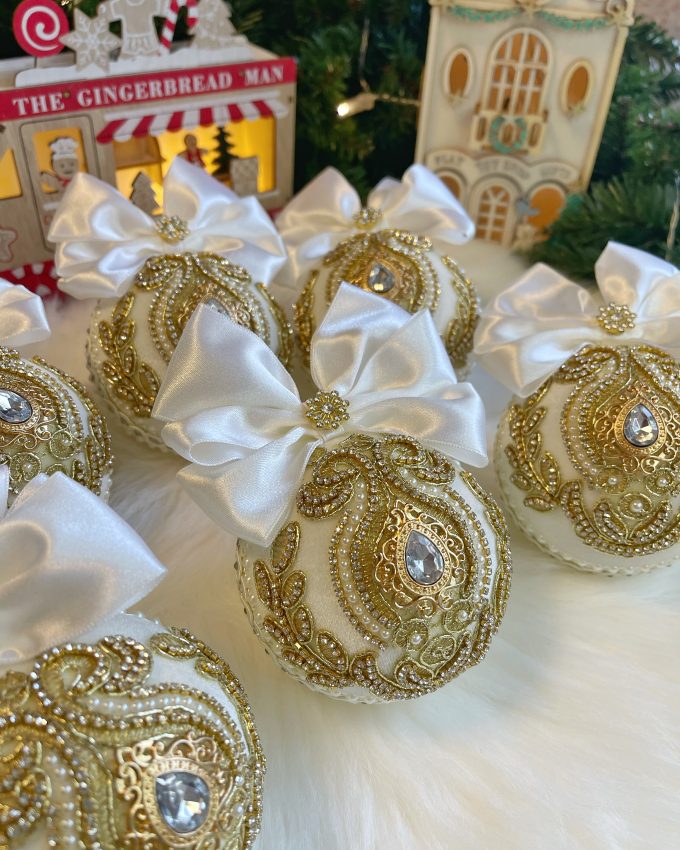 baltos ir auksines spalvos ranku darbo eglutes zaisliukai