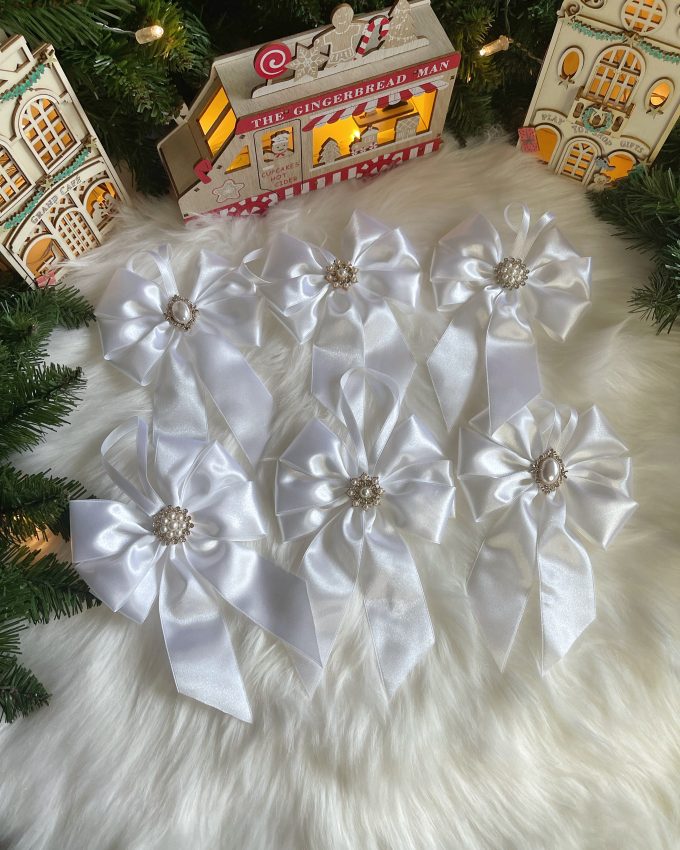 baltos spalvos ranku darbo eglutes kaspinai