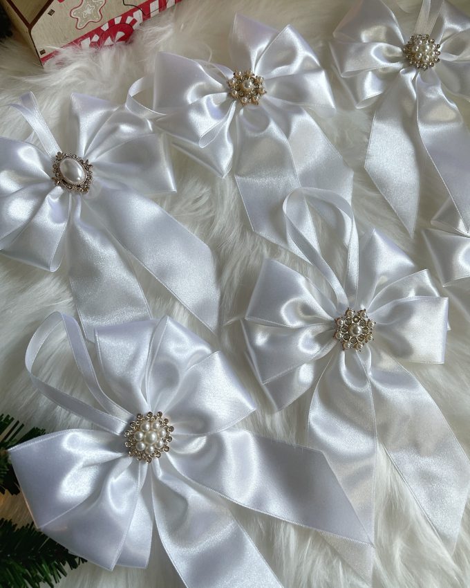 baltos spalvos ranku darbo eglutes kaspinai