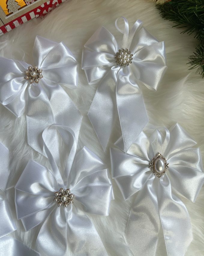 baltos spalvos ranku darbo eglutes kaspinai