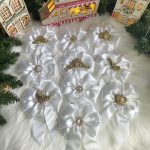 baltos spalvos ranku darbo eglutes kaspinai