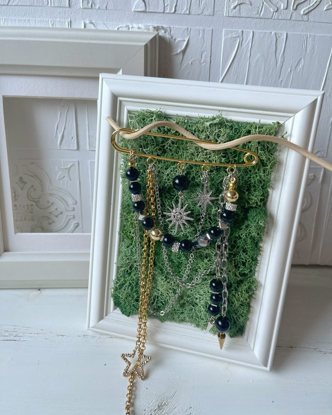 akmenų sagė, auksinė sagė, juoda sagė, dovana jai, dovanos moterims