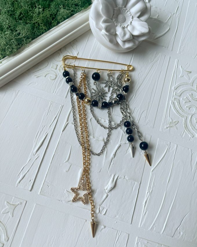 akmenų sagė, auksinė sagė, juoda sagė, dovana jai, dovanos moterims