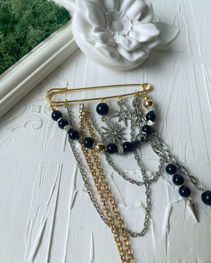 akmenų sagė, auksinė sagė, juoda sagė, dovana jai, dovanos moterims