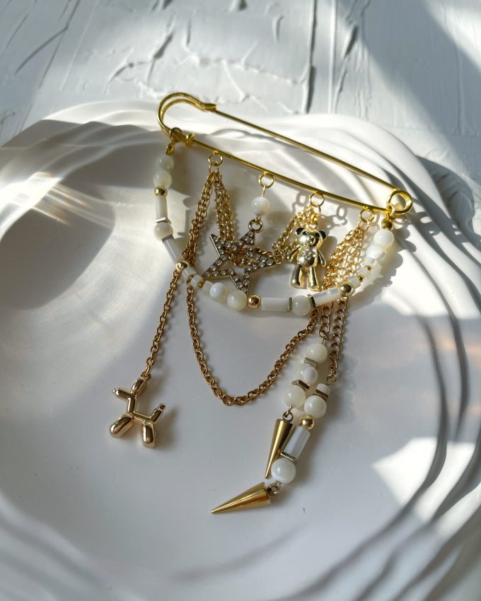 perlų sagė, auksinė sagė, balta sagė, dovana jai, dovanos moterims