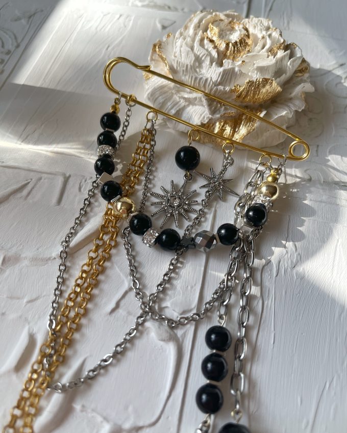 akmenų sagė, auksinė sagė, juoda sagė, dovana jai, dovanos moterims