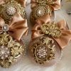 ranku darbo eglutes zaisliukai